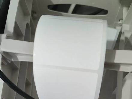 给顾客演示使用方法,汉印打印机用我们的热敏标签,打印速度快,标签清晰,不脱胶,不掉签!!汉印打印机三百多一台,经济实惠!!