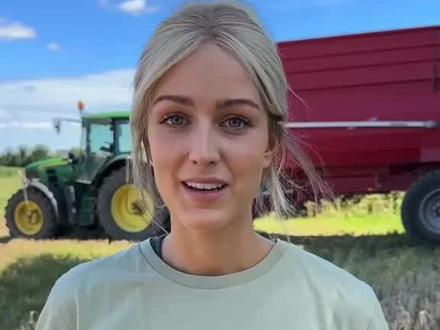 德国农业专家-玛丽霍夫曼讲解雨后发芽小麦蛋白质的质量及影响?借助约翰迪尔收割机检测小麦蛋白质含量。#理学硕士 #德国农业#农业技术