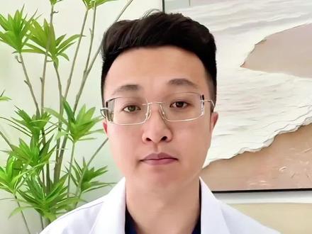 孩子长期清嗓子。 孩子清嗓子超过2周,要注意鼻后滴漏综合征(上气道咳嗽综合征)、抽动症、胃食管反流、咳嗽变异型哮喘等疾病。#清嗓子 #鼻后滴漏综合症 #清嗓子抽动症 #咳嗽变异性哮喘 #抖出健康知识宝藏