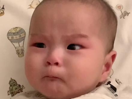 断奶第二天晚上 半夜三点醒来,看着妈妈,想要妈妈的捏捏.