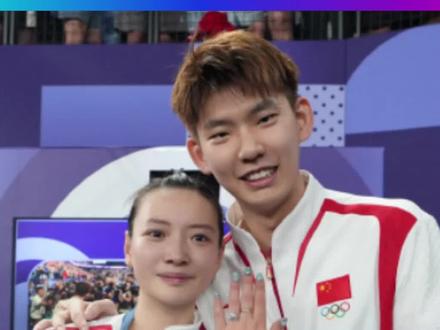 原来刘雨辰被教练调侃的那么小的花是因为临时准备的,真正的花迟到了!#原来这才是刘雨辰求婚的花 #刘雨辰现场向黄雅琼求婚 #刘雨辰黄雅琼