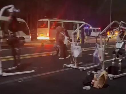 北京亦庄人形机器人半马首场测试
20余支企业/高校自主导航赛队参赛,告别人工遥控,机器人全自主决策跑复杂城市赛道(坡道/起伏路/公园)
核心验证:环境感知、自主导航、实时决策、续航。
为4月19日正式赛做准备🏃♂️
#人形机器人半马 #机器人 #博派速递 #半马