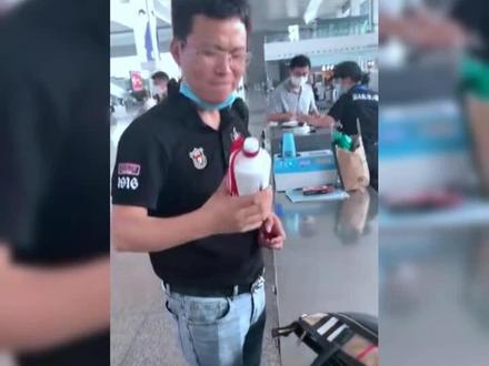男子带酒乘高铁过安检被拒,价值4000元茅台当场一饮而尽 来源:东方今报