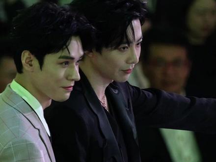 你俩一起领奖好玩不?
#刘宇宁
#星光大赏
#一起走花路