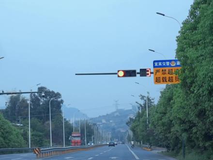 小妹跟娟子晚上吃完饭后,本想散散步,结果不小心走到了小吃街! #周末去哪玩 #游乐园vlog #小吃 #小吃街 #小吃街美食 #小吃街打卡