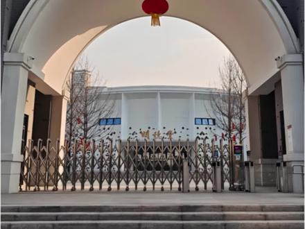 这所学校咋样,评论区说说你们认为成都好的学校?#城市建设 #学校 #青春 #怡心湖 #实景拍摄