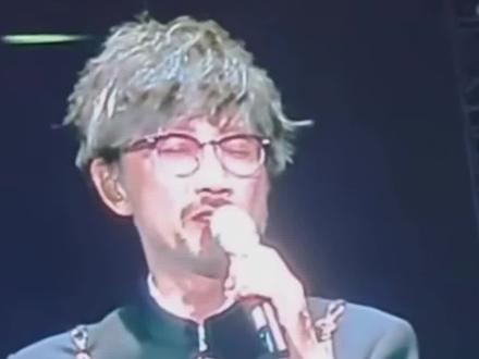 周传雄泪洒现场:我的歌迷到哪去了 《黄昏》一出 瞬间破防#周传雄