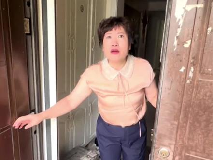 骗家人说不回家过年,然后偷偷回家,给他们惊喜#偷偷回家时爸妈的反应 #回家过年#歌曲走过千里万里路