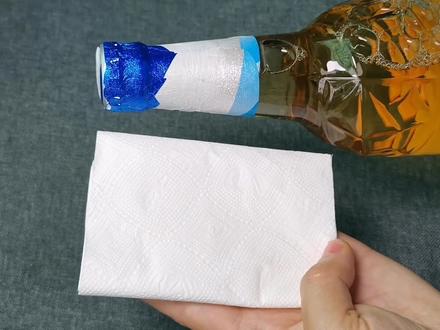 原来开啤酒瓶盖这么简单,一张纸巾就能搞定,方法真棒