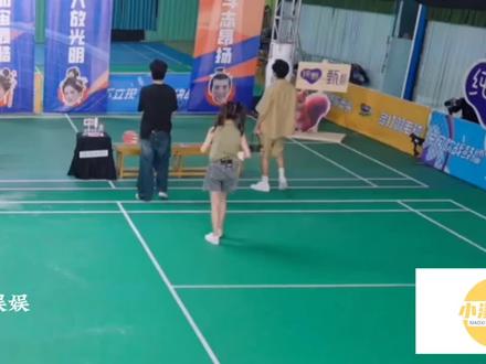 白鹿弄乱张凌赫发型,赶紧用手整理,张凌赫:我喜欢看你做