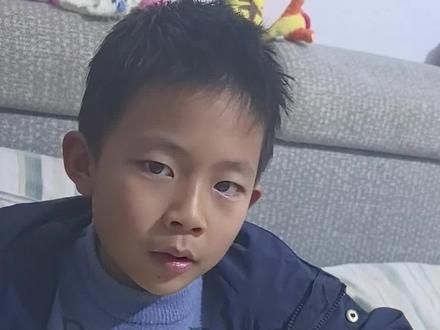 自创可以飞起来的蝙蝠纸飞机折法