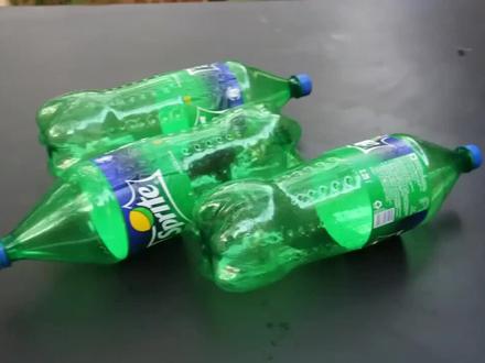 用几个塑料瓶DIY一艘小船,遥控一按,就可驰骋水面!