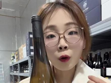 🪄“生物动力法+小桶陈酿2年——这瓶‘朋友酒’里到底藏着什么秘密?🍇”
开瓶的瞬间,仿佛阿尔萨斯清晨的微风拂过🍃✨,带着柠檬与白色花朵的纯净香气。轻轻斟一杯,酒液在光下泛起柔和的浅金色泽,仿佛藏着一段未被诉说的光阴故事🕯️📖。
入口是温柔的甜意与明亮的酸度交织——雷司令赋予它如泉水般清澈的活力⛲🍇,灰皮诺则带来丝绒般的圆润口感。微咸的矿物感悄悄浮现,像是风土的低语,甜与咸在口中轻轻对话,既不张扬,却令人回味🦜⏳。
余韵中带着淡淡的辛香料与成熟梨子的气息,酒体轻盈却充满层次,仿佛一场安静的午后漫步,每一步都是风景,每一口都是诗意🌿🌟。适合独自静品,也适合与知己共饮,正如其名——“朋友”。
#年货节 #年货备起来 #半干葡萄酒 #白葡萄酒 #堡颐酒馆