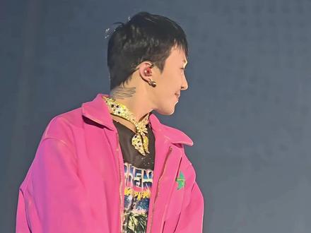 场外的fam如这个歌一样:只有眼泪的傻瓜
14号的尾场本以为会是最圆满的,但是于我来说做噩梦,黄牛跳票,那么多同担被剪手环,被恶虐对待,我尽管最后顺利进去看完全场,也完全开心不起来!有个刚满18岁的fam被黄牛跳票后重新买了一张,最后被剪了,在外面哭得不行,本来以为是最圆满的成人礼,结果弄得这般下场。其实cfam真的比任何一个国家的fam都付出得更多,尽管某些人真的是素质有问题,也不至于被如此对待!希望这个事情能圆满得到解决!追星本来是很快乐的,结果开心地去,带着沉重的心情回家!#权志龙 #权志龙gd #权志龙演唱会 #权志龙安可 #演唱会