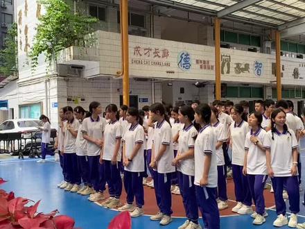 给老师的回信 亲爱的班主任老师 级长 各科老师 校长:
您们好!
时光荏苒,岁月如梭。当毕业的骊歌奏响,回首这三年的初中生活,满是温暖与感动。您的信,如同一盏明灯,在毕业之际照亮了我们前行的道路,也让我们心中充满了感恩与力量。
还记得初入校园时,我们带着懵懂与好奇,军训虽然很累但不及想家时的眼泪💧是您用温暖的微笑迎接我们,让我们在陌生的环境中找到了归属感。疫情封控,我们居家线上学习时,您总担心我们偷懒,也总是有办法让我们变得更自律!三年的时光里,教室里书声琅琅,运动场上青春飞扬,课间操整齐划一的动作,这些画面都离不开您的陪伴与指引。还记得我们七年级时拿到了队列操第一名,那是多么激动人心的时刻!您不仅是我们的老师,更是我们的朋友,是我们成长路上的引路人。
老师,您的叮嘱我们铭记在心。中考的结束,是新旅程的起点,我们会好好犒劳自己,享受这难得的悠闲时光,但更会静心思考未来,无论选择哪条道路,都会努力拼搏,走出属于自己的精彩。我们也会珍藏这三年的同窗情谊,那些一起哭过笑过的伙伴,是我们生命中最温暖的牵挂,我们会珍惜这份珍贵的情谊,让它成为我们前行的动力。
感谢您三年来的悉心教导,感谢您在我们迷茫时给予的指引,在我们失落时给予的鼓励。您的每一句话,每一个眼神,都饱含着对我们的关爱与期望。我们会带着这份爱,带着初中三年收获的勇气、坚毅、自信、智慧和爱,去迎接未来的挑战,在更广阔的天地里绽放独特的光彩,我们的征程是星辰大海,虽然不舍离别,但车已到站,我们带着您的嘱咐,勇敢前行!
亲爱的老师,在梓元岗中学的最后一次班会,我们将要离别,但您在我们心中的位置永远不会改变。无论我们走得多远,飞得多高,我们都会记得致远班这个温暖的大家庭,记得您的教诲与关爱。相信不久的将来,我们会在人生更高处与您重逢,带着我们的成长与成就,回报您的辛勤付出。
再次感谢您!愿您工作顺利,生活幸福,桃李满天下!
您的学生:致远班全体同学#梓元岗中学 #致远班 #毕业季 #毕业快乐 #前程似锦
2025年7月4日