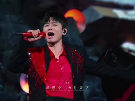 许未的听后感-张杰粤语版《天下》live 前四句出来已经起鸡皮疙瘩,「兵荒中」的「兵」也太明亮悦耳了
「可知灯火千家/也冀盼 重燃华夏一心吗」出来就知道这首歌是在唱什么了
第一段完,已经很自然地热泪盈眶
杰哥唱歌一向会铺丰富的层次,但又不着太重的痕迹,只是用歌声带着听众自然自发地完成听感情感的递进
他实在有太出挑的破云声和太扎实的演唱功底,对音乐的理解也灵敏,所以格外能唱出歌里的如虹气势和炽烈不悔,他唱起歌来,该给劲儿的地方从来给得漂亮爽利该柔和的地方又无比细腻,这也是为什么,即便客观上说,他也几乎唱什么都不会翻车反而赋之新生,但他的歌旁人唱即便好听也容易觉得少点什么,他是太拔尖的能力者,抛开歌迷身份,我依然觉得优秀的人理应被大方夸赞
「挺身为这家」又一次泪目
大概是因流淌在华夏儿女骨子里那份心念和信/仰
「寄望让世间 可褪去伤疤/岁月共守 这个家」写得太好太好,把立意和粤语表达做了互相成就的结合,作者好擅长「词达意」
「家国永安 天下太平」始终是这片热土上的人们所期望与努力的愿景,我想,我们于和平安宁的热望也会感染影响更多人和地方,也愿这世界终有一天多的是爱与祥和少的是伤痕流离
杰哥定了「家国情怀」调性,三本目老师@不是词神@不是词神三本目 延伸「家国团圆」这层,美好的音乐人之间真的会碰撞出美好的作品
词作老师很厉害的是,是讲具体的回归和团圆,又非常好地融在整体的家国安康概念里,整首词温暖辽阔,且把华夏儿女的爱国心、报国志,把热血豪情、忠肝义胆、无惧无畏也很好地嵌入,让这首歌变得格外丰富、潇洒、神气
迦宁老师好厉害吧,18年前的旋律今天依然好听得不得了
老师们编曲也好,是在演唱会版本基础上加强交响乐修饰并在间奏着重做了鼓的变化,石头一向比较能找到适合歌手张杰的方式,加上杰哥也从不是只按要求完成表达职能的歌手,他除了对自己精益求精同时也是细致的甲方,作编曲也会深度参与把控,所以他的重置或改编,总会在适合他的同时也恰当和出彩,不会水土不服或毁坏割裂,他是音乐审美很好、很有灵气的歌手
歌里唱「报国安家」,我想歌手张杰也在以他的方式尽他的全力报国,用他的声音、他的音乐志向、他音乐里传达的爱与能量,为祖国文艺事业尽自己的力量
他的歌声、他的音乐方向有辽阔高远的内核和引人向上生长的力量,他这个人也热忱、赤诚、坚定,对音乐是对家国更是
《天下》为引,我们循歌声,颂华夏,守家国@Jason张杰