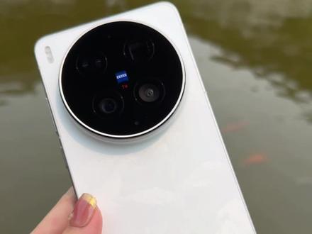 X300Ultra新机必做设置✅跟着调闭眼都出片 姐妹们!vivo X300 Ultra到手先别乱拍❌
跟着我这5步设置,手机直接变身“专业V单”👇
1️⃣ 屏幕色彩调成「专业色彩模式」,拍照修图不偏色
2️⃣ 打开「AI摄影助手」,构图滤镜全自动
3️⃣ 用「蓝图调色盘」调色,还能一键分享配方
4️⃣ 视频开「film」电影预设,4K防抖手持就稳
5️⃣ AI视效3.0,实景+AI融合,废片秒变大片!
跟着调,闭眼都出片😆
📸评论区欢迎晒你拍的照片~
#vivoX300Ultra #vivoX300Ultra专业V单 #手机摄影 #vivo手机