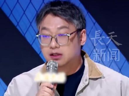 梁源吴克群因点评歌曲《棱角》发生冲突,吴克群回应称“乐评人应该做导游而不是当锤子”,梁源事后发文回怼:我觉得吴克群就是在我面前装啊,你了解我么?我看华语乐坛乐评就是缺锤子 #梁源 #吴克群 #有歌第二季 #冲突 #争议