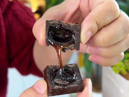 俄罗斯进口白兰地酒心巧克力,醇厚浓郁的洋酒香,微醺越吃越上头#俄罗斯 #酒心巧克力 #酒心糖 #小时候的味道