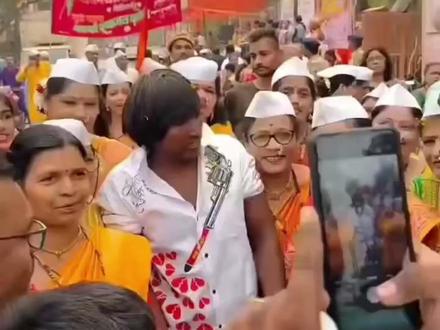 “印度贾斯汀·比伯”被评为“印度最帅男人”,女粉丝看线下激动尖叫