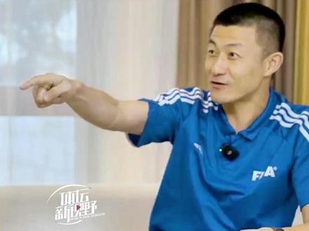 一杯啤酒解决一场争端,中国鸣哨#傅明 这样“降服”大牌球员。#足球 #中国足球 #裁判 @体坛新视野