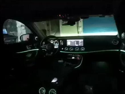 奔驰E级 随音乐律动 闪变!您有见过吗?有没有夜场的感觉😎#奔驰