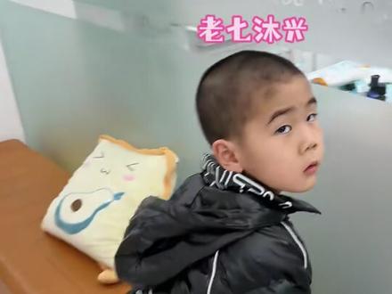 当你的七个儿子陪妈妈去补牙,到达诊所后又引起路人的各种围观~暖心的葫芦娃们纷纷跑去关心妈妈。#七个葫芦娃#全职奶爸#萌娃#亲子日记#日常生活记录