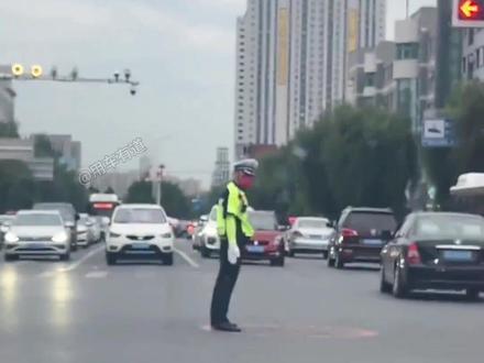 你知道交警转圈圈的手势代表什么意思吗? 你知道交警转圈圈的手势代表什么意思吗?#每天一个用车知识