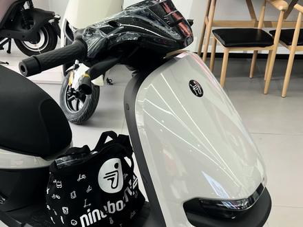 强劲动力输出:N3系列包含N3 70c、N3 80c、N3 85c三款车型,旗舰款N3 85c搭载1200W额定功率电机,峰值功率2300W,极速可达52km/h,起步加速和高速行驶都能轻松应对。
• 出色续航能力:N3 85c配备72V22Ah电池,配合RideyLONG长续航系统以及智能能量回收系统(EABS),可实现67km全速续航,且充放电循环次数达1200次,电池三年质保。
• 稳定底盘架构:采用M系同平台双摇篮式车架,搭配五级可调后减震,能够根据不同的载重和路况进行灵活调节,保证车辆的稳定性和舒适性。
• 灵敏制动系统:前后碟刹的配置,提供强大且灵敏的制动效果,有效缩短刹车距离,保障骑行安全。
智能科技
• 智驾系统:全系标配RideyFUN Air智驾系统,配备7英寸触控屏,可实现切歌、导航、来电提醒等操作,还支持个性音效自定义,让骑行更便捷有趣。
• 感应解锁:感应解锁3.0功能,支持手机蓝牙、NFC、App多模交互,靠近车辆自动解锁,离开3秒后自动上锁,彻底摆脱传统钥匙的束缚。
• 安全辅助功能:配备TCS牵引力控制系统、陡坡缓降、一键倒车、OTD单转把模式、HHC坡道驻车模式等,提升驾驶的安全性和便捷性。
• 智能诊断:RideyPOWER智能诊断系统通过分析大量用户的三电系统数据,可提前预测电池衰减拐点,并生成个性化养护方案。
安全配置
• 灯光系统:标配ALC全境光幕照明系统,近光照射宽度达5米,远光照射距离最高为30米,亮度比传统LED灯光提升三倍,有效扩大视野范围,减少夜间行驶的安全隐患。
• 其他配置:5寸TFT分屏仪表,显示清晰,信息丰富,让骑行者随时了解车辆状态。同时,车辆还具备智能防盗功能,通过APP远程监控车辆位置,防止车辆被盗
新款N3
#N385C #N380C #N370C
#九号电动