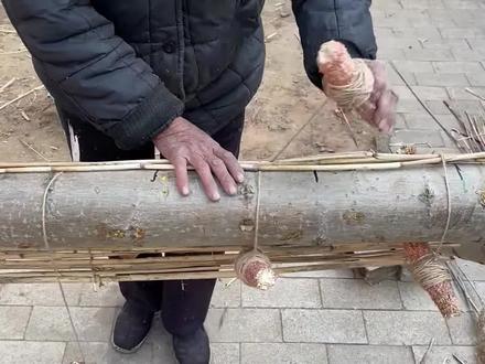 农村大姐居然用芦苇和麻绳,编织出一个芦苇帘,太牛了#手工diy #高手在民间 #芦苇帘 @DOU+小助手