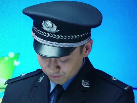卧底刑警一招戳穿假钞贩子的险恶用心,现场遭遇黑吃黑,他的一个细节发现竟扭转全局#警察锅哥 #抖音精选 #好剧推荐 #深度讲解