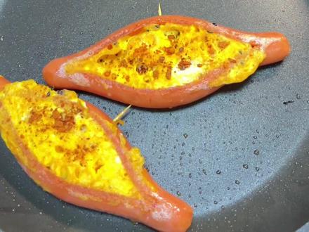 #鸡蛋的神仙吃法 #火腿煎蛋新吃法 #平底锅美食 #做法简单又营养 #美食教程 轻松两步复刻火腿肠包蛋!一口下去超美味!@DOU+上热门 @DOU+小助手