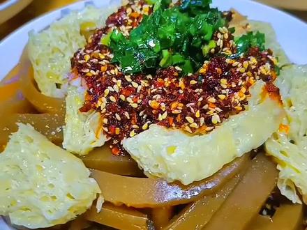 酿皮的料汁我毫无保留的分享给大家了 也请大家最下留情不要再骂我了 我只想把好吃的分享给我的粉丝们#抖音美食推荐官 #青海特色小吃#料汁教程