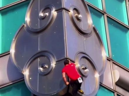 不系绳、不回头,508米高空的生死直播:这哪是爬楼,是给文明开光#台北101 #霍诺德 #极限运动挑战 #徒手攀岩