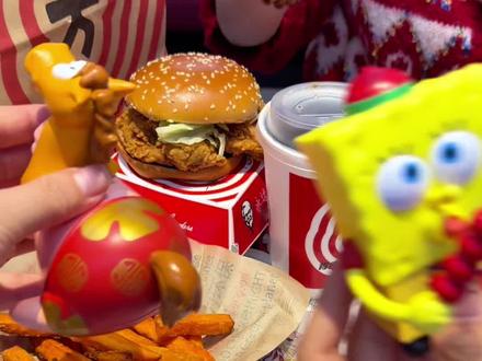 肯德基新上线的39块9海绵宝宝玩具套餐,随机赠送一款,每件都很好玩,带着新年的祝福,左下角赶紧冲#肯德基海绵宝宝 #KFC海绵宝宝玩具 #肯德基玩具 #北上超惠吃 #肯德基