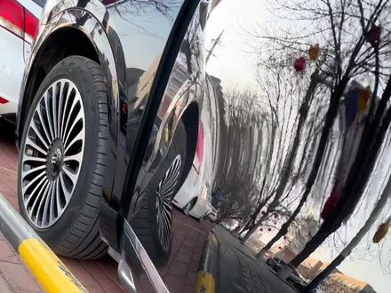 问界M9车门高度低于路边石或护栏时,开车门会打不开或者碰坏车门,这种情况可咋办?来教你轻松解决~不得不说新更新的马到成功灯效真是太好看啦!#问界车机里的中国年#智享车生活#问界OTA升级#问界M9越开越有