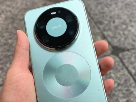 有多少人和我一样想要华为的这种“液态玻璃”动效? 华为鸿蒙6最新的328版本对沉浸光感动效进行了比较大的改动,我们可以通过卡BUG的形式卡出类似“液态玻璃”的效果。#液态玻璃 #HarmonyOS6 #华为手机 #数码科技 #华为Mate80