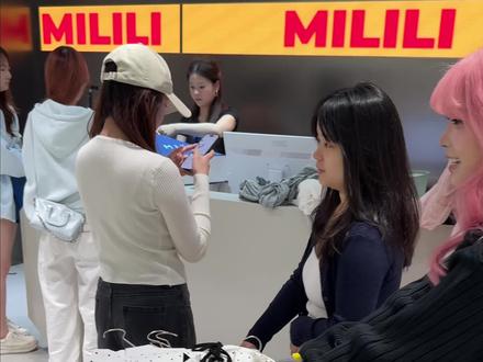 扬州旅游的姐妹这里开了一家很平价的男女装集合店,15个试衣间随意试穿#平价女装 #买衣服不花冤枉钱 #她家衣服真好看 #韩系男女装集合店 #扬州