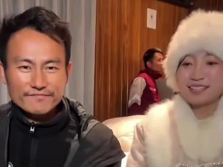 摄影师花花和蜜蜂哥阿乐在直播间再演小夫妻!就是美女花花让蜜蜂哥晚上做梦#蜜蜂哥阿乐#荒野蜜蜂哥