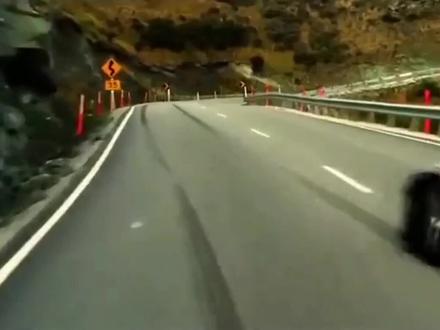 车头朝里紧挨旁边车辆,如何倒车出库不发生刮蹭?老司机实操演示