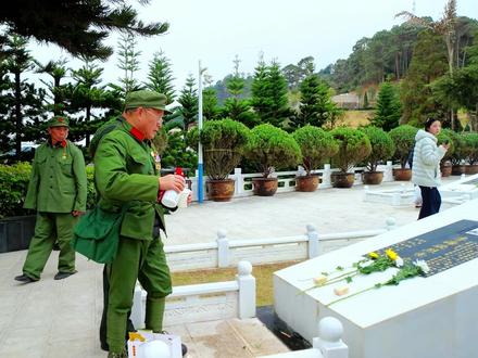 70岁老连长在李海欣烈士墓前下任务 #铭记历史 !#缅怀先烈 !
2026新年之际,70岁的“老山十五勇士连”原连长李仕华,深情探望已牺牲41年的#战友 ,以兄长和连长的身份,为烈士敬酒、擦拭墓碑,声泪俱下告慰:连队从未忘记英烈,官兵常与#老兵 联系,烈士的老家与父母他也曾代为探望。面对整片英灵长眠之地,老连长郑重嘱托李海欣,在天堂要继续照顾好牺牲的13位小#兄弟 。@抖音创作小助手