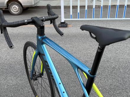 法国LAPIERRE Xelius碟刹公路车新车落地了!这个悠悠的蓝色,迷了迷了!105碟刹大套,搭配Mavic铝轮,超级优秀的爬坡公路车,几近全能的车型!这就是我说的车架子好,其他的普通一点都无所谓,值得二次投入,值得为他升级的车型,只有大码了,小码无缘了。#自行车 #公路车