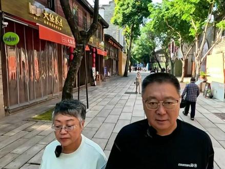 广东深圳:老两口街头炒米粉赚钱供孙子上学