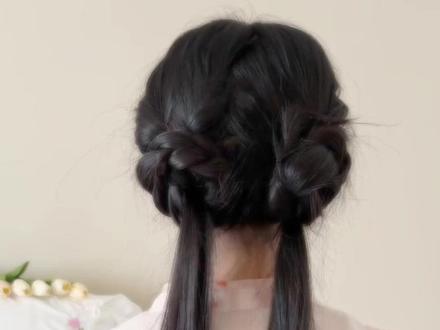 新年就扎这种新中式盘发,气质又好看,搭配各种国风,马面裙超出片,快给宝贝们安排 #儿童编发 #新年发型 #马面裙发型教程