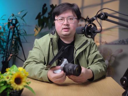 为什么越来越多的相机都有有Log模式了,要如何使用它 为什么你拍的Log素材回家一还原,要么黢黑一片,要么噪点爆炸?甚至怀疑还没直出好用? 其实,Log并不是一种“滤镜”,而是一场关于动态范围的“极限榨取”。很多人用拍照片的思维去拍Log,这正是“翻车”的开始。本期视频,带你彻底搞懂:
1️⃣ 为什么要用Log?相机与人眼有何不同?
2️⃣ 为什么说“向右曝光”是Log拍摄的必要操作?
3️⃣ 曝光辅助的斑马线到底该如何设置?
4️⃣ 忘记照片的曝光三要素,正确调整曝光
#灰片 #灰片拍摄 #log模式 #slog3 #调色