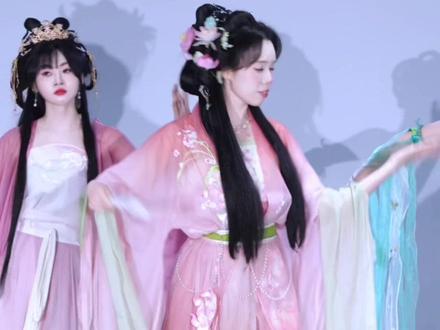 谁的青春里没有一首咏春?🌸别辜负眼前季节! 14年前的白月光杀回来了!
#别辜负眼前季节 #七朵组合 #咏春 #古风汉服美如画 #仙气古风舞蹈推荐