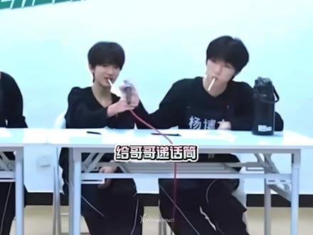 谁知道为什么他俩下意识要十指相扣 #奇文