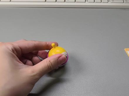 9.9元买到的快乐!蛋仔派对盲盒开箱 奇妙口袋派对,嘭嘭跳跳,弹板飞天
家人们,谁懂啊!下班后累到不想说话,但拆开这个9块9的小盒子,拼好一只蛋仔,按一下让它弹起来——
我去,感觉我又行了!😭
👇3个玩法亮点,直接抄作业:
解压弹跳,咔哒一下太爽了 每一只脚底都有弹簧+弹板,按下去松手就能“咻”地弹起来。穿上软胶衣服跳得萌萌的,脱掉衣服跳得更高。上班摸鱼按两下,比捏泡泡纸还解压。
换装玩法,DIY自由度超高 衣服是软胶材质,可以轻松穿脱。端盒的话,15只的衣服随便互换,比如给蛋小黄穿上小绿的帽子,或者和朋友交换着玩,社交属性拉满!
桌面手办,彩透款美到心坎里 摆在一起颜值直接封神。我这次没抽到大隐藏,但抽到了4只派对隐藏——全是彩透质感,里面有散粉闪闪的,尤其是那只马卡龙配色和唯一的小红,放在工位上,光看着心情都变好了。
真实感受(30+上班族的真心话): 找不到大隐藏很正常,但我反而更喜欢这种统一的风格。
拼装超级简单,几分钟一只,全程不用动脑,纯粹解压。哪怕不弹跳,拿在手里捏一捏、换换衣服,也是一种治愈。
一个小贴士:拼装时记得先把手装紧再穿衣服,不然手容易掉(别问我怎么知道的😂)。
你在工位上放过哪些解压小玩具?评论区晒出来,让我抄抄作业!
#奇妙积木蛋仔派对 #奇妙积木人 #蛋仔派对 #抖音模玩同好会