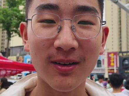 6月13日,山东烟台。中考语文结束,考生表示整体难度适中,作文不是很难,总分应该能上95。#烟台中考 #中考 #中考语文