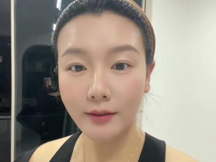 一、支付宝黄金ETF交易时间
支付宝黄金ETF的交易时段严格遵循工作日规则,仅周一至周五可操作,法定节假日及周末均暂停交易。
二、下午2点-3点:买卖最佳时间窗口
黄金ETF每日仅有一个成交价格(即当日收盘价),15:00是划分交易日的核心节点,而下午2点-3点恰是把握这个节点的黄金时段。
买入选在下午2点后
下午2点起,国际金价(如纽约金)和国内AU9999行情已运行近一个完整交易日,波动趋势逐渐清晰。此时可结合当日全球经济动态、美元汇率等影响因素,预判当日收盘价走势。若发现金价处于相对低位,在2点至3点间下单,既能避开早盘的情绪性波动,又能确保按当日价格成交,避免因过早买入错失行情判断时间。
卖出卡在3点前
下午3点前卖出可锁定当日收盘价,若午后金价出现符合预期的涨幅,及时在3点前提交卖出申请,能确保收益落袋。若遇国际金价突发暴跌,3点前更是紧急止损的关键截止点,错过则需承受次日价格波动风险。同时需牢记,持有时间超7天可降低赎回费,满30天免赎回费,操作时需结合持仓时长规划卖出时机。